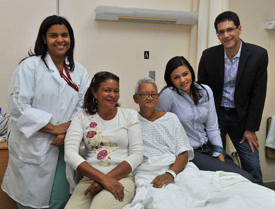 Ramona de la Cruz With Family &amp; Doctors Before Surgery